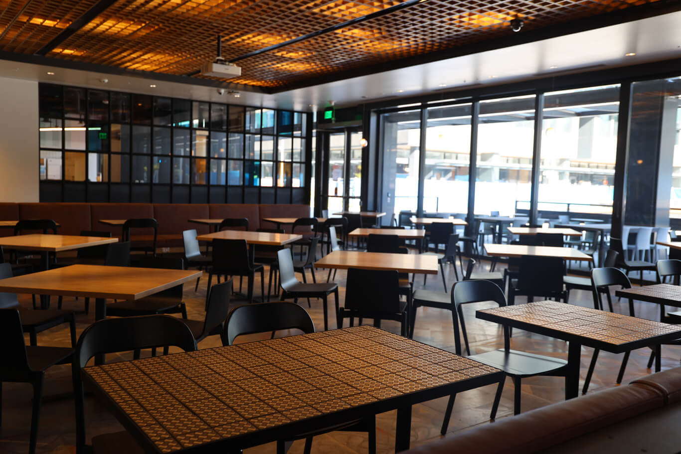 Image of an empty restaurant